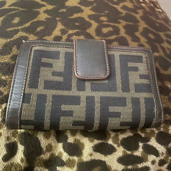 Vintage FendiBlack and Brown kisslock Logo Wallet - Picture 8 of 9